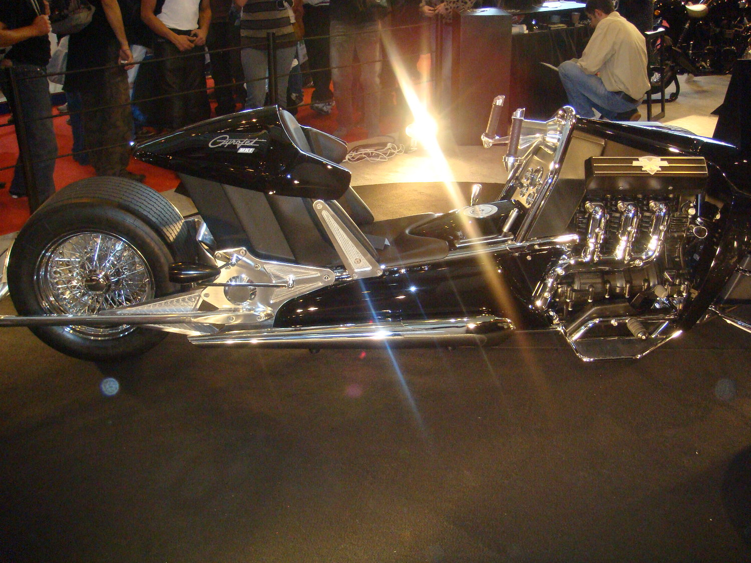 11 AVEC LE MOTEUR DE ROCKET 3.JPG