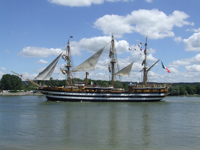 Armada 2008 Parade 045.jpg