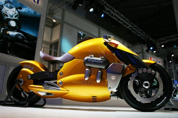 suzuki_biplane_flanc_droit.jpg