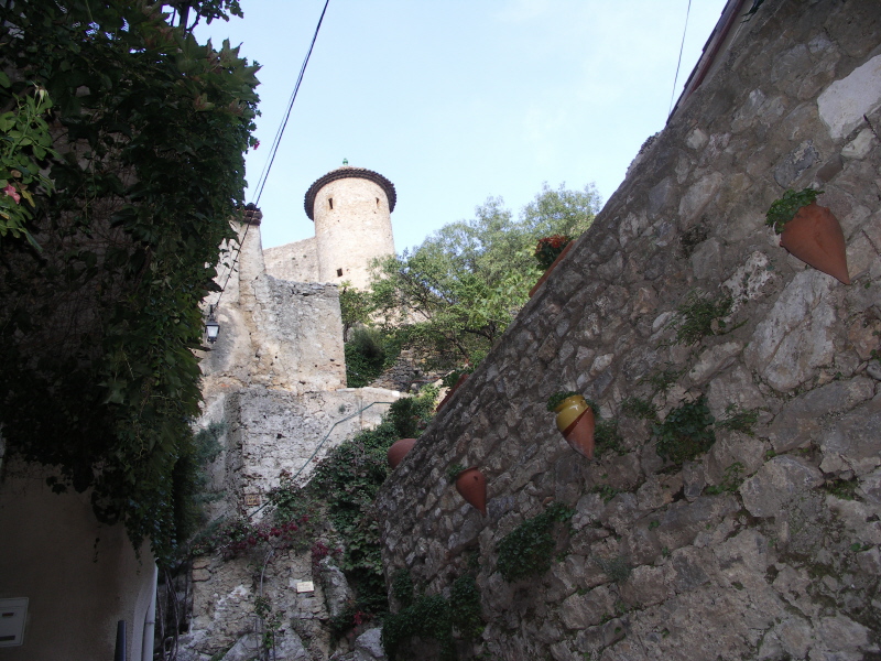 Chateau tour et pots.JPG