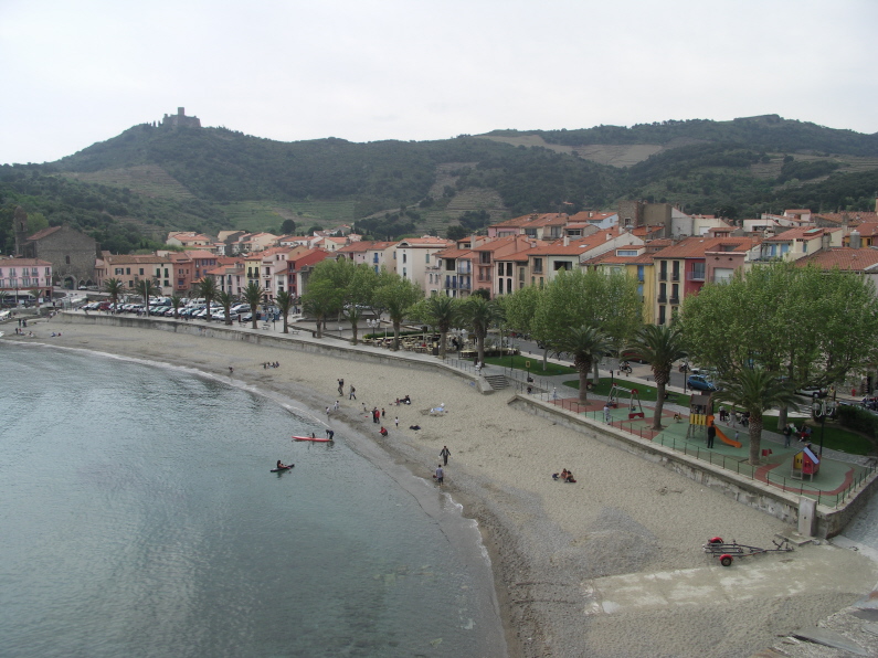 Collioure baie monts.JPG