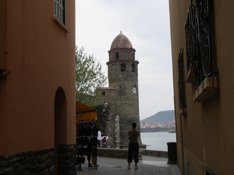 Collioure ruelle et tour.JPG