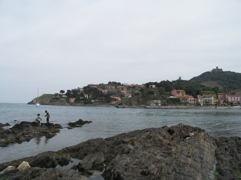 Collioure enfants mer.JPG