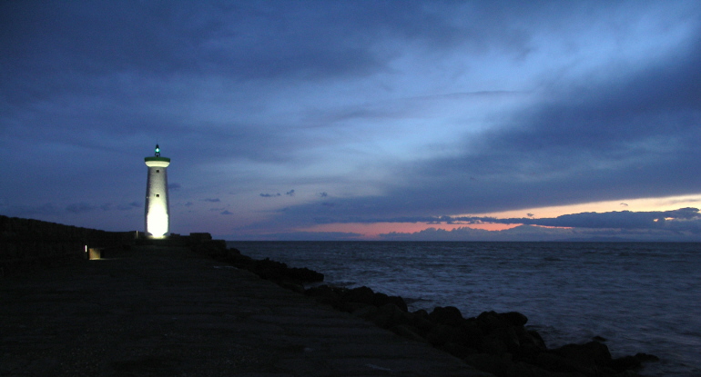 Phare en nocturne (R)770.JPG