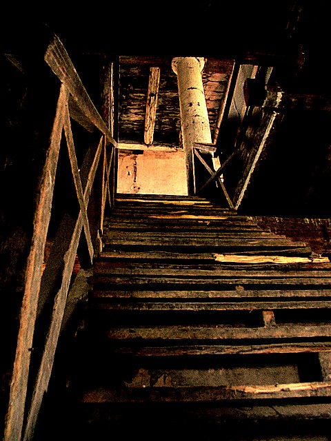 H Usine escalier vu haute.jpg