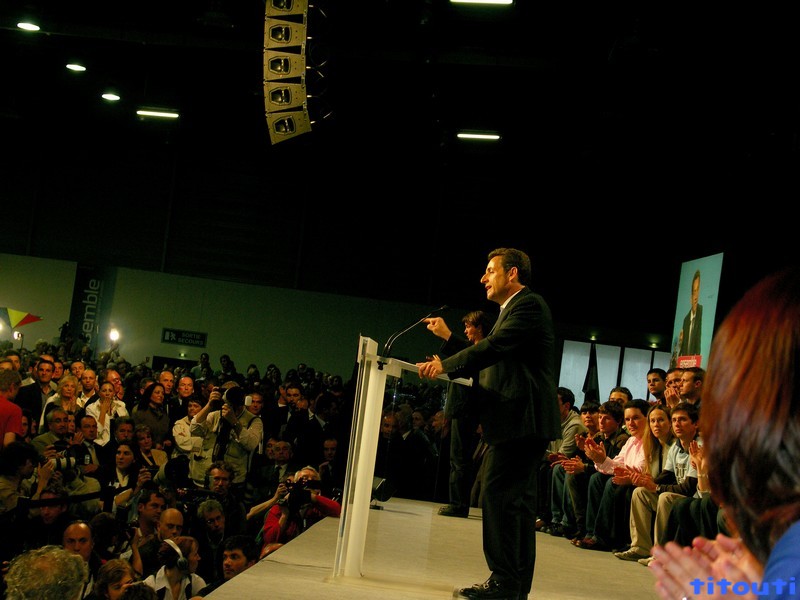 SARKO le doigt 1.jpg